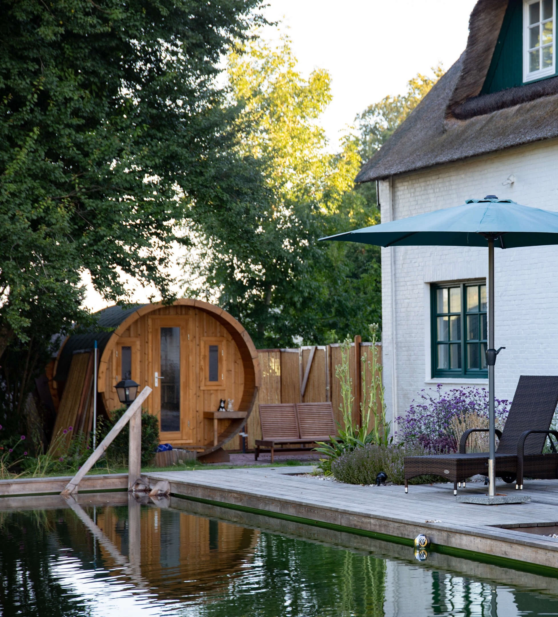 Schwimmteich und Fasssauna mit Terrasse
