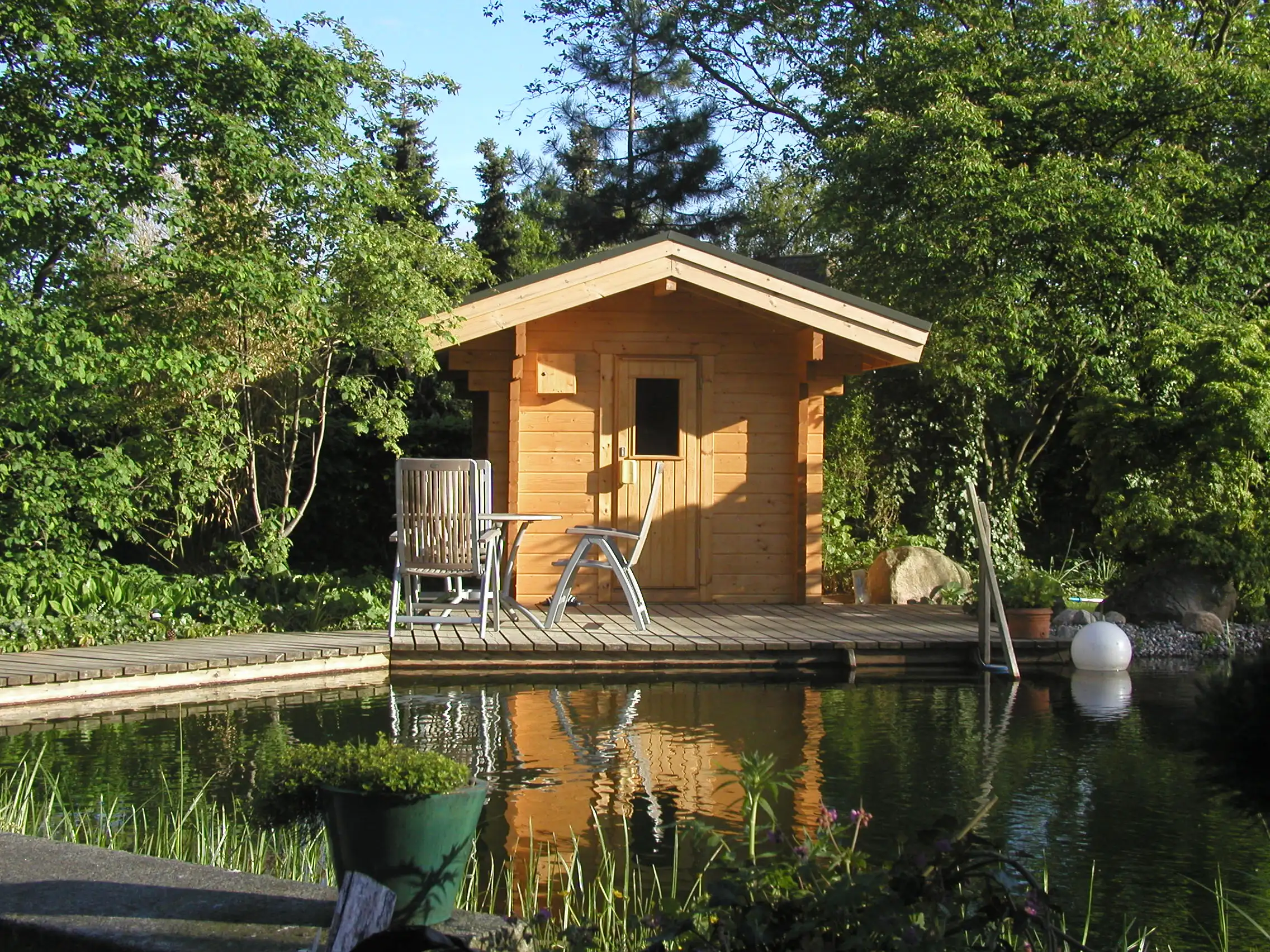 Sauna am Schwimmteich Schwimmteich und Sauna mit Sitzbereich